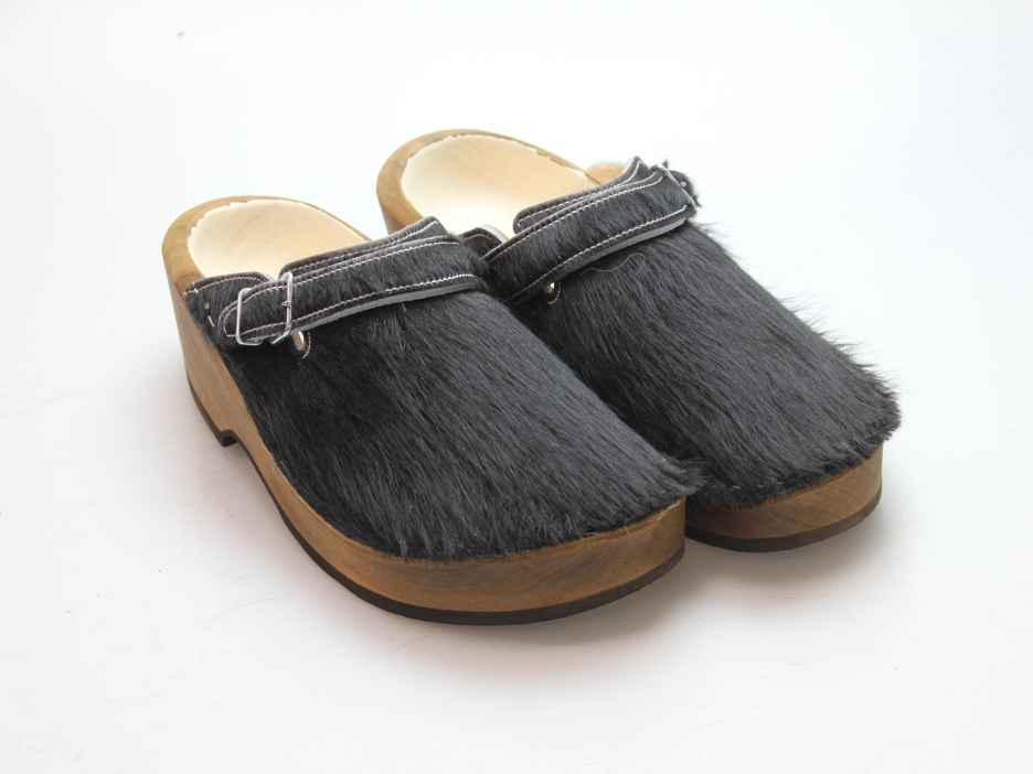 Holzschuh in Rindfell mit Lederfutter