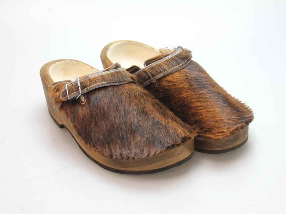 Holzschuh in Rindfell mit Lederfutter
