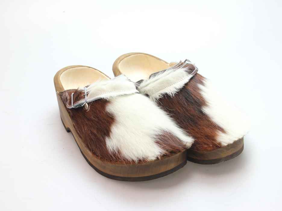 Holzschuh in Rindfell mit Lederfutter