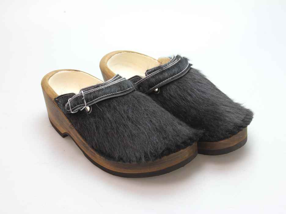 Holzschuh in Rindfell mit Lederfutter