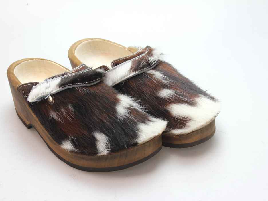 Holzschuh in Rindfell mit Lederfutter