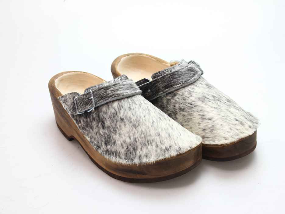 Holzschuh in Rindfell mit Lederfutter