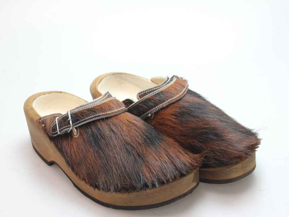 Holzschuh in Rindfell mit Lederfutter