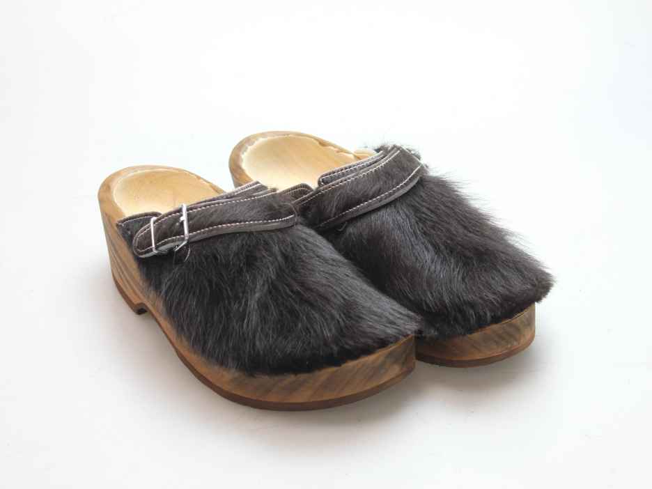 Holzschuh in Rindfell mit Lederfutter