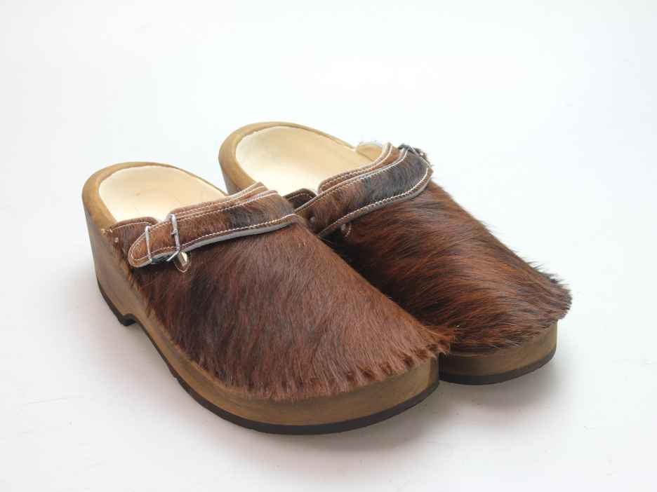 Holzschuh in Rindfell mit Lederfutter
