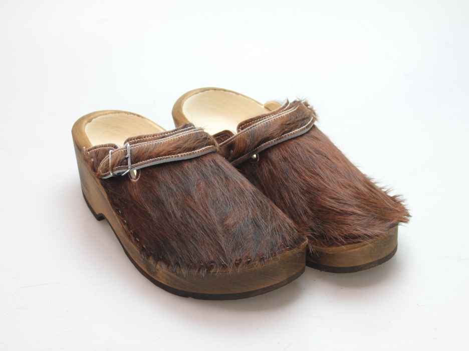 Holzschuh in Rindfell mit Lederfutter