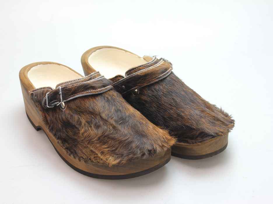 Holzschuh in Rindfell mit Lederfutter