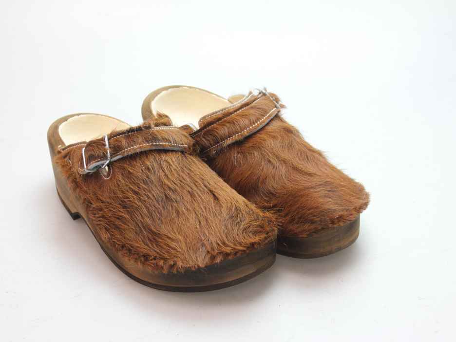 Holzschuh in Rindfell mit Lederfutter
