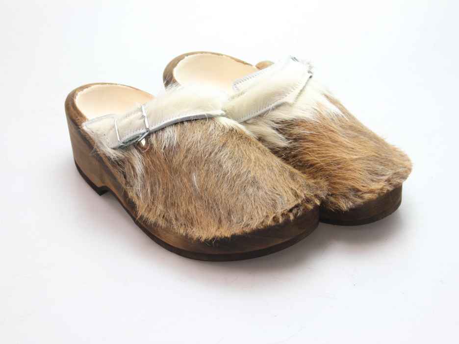 Holzschuh in Rindfell mit Lederfutter