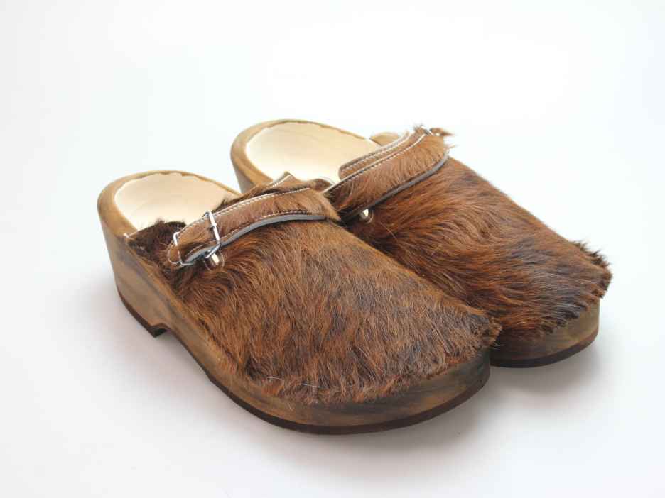Holzschuh in Rindfell mit Lederfutter