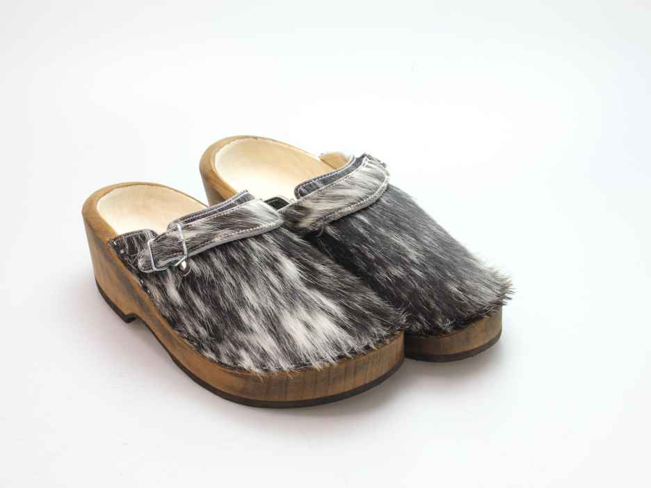 Holzschuh in Rindfell mit Lederfutter