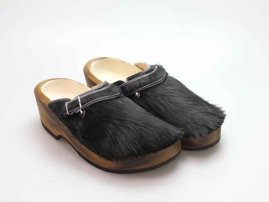 Holzschuh in Rindfell mit Lederfutter