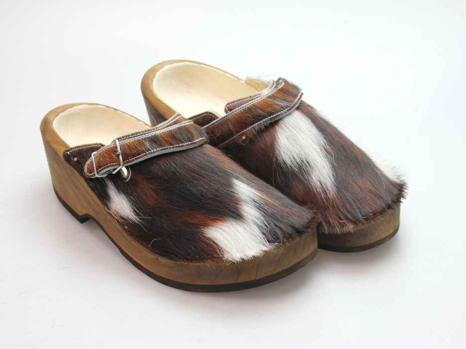 Holzschuh in Rindfell mit Lederfutter