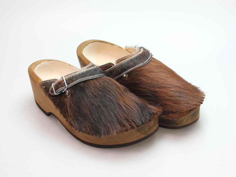 Holzschuh in Rindfell mit Lederfutter