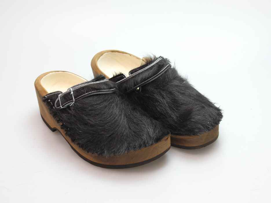 Holzschuh in Rindfell mit Lederfutter