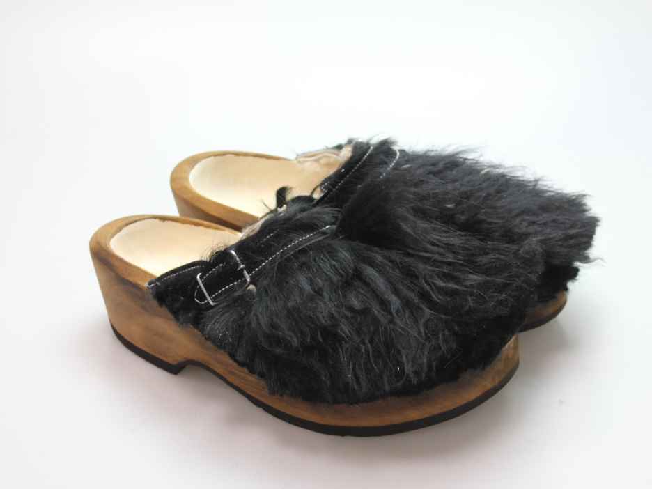 Holzschuh in langem Ziegenfell mit Schaffell