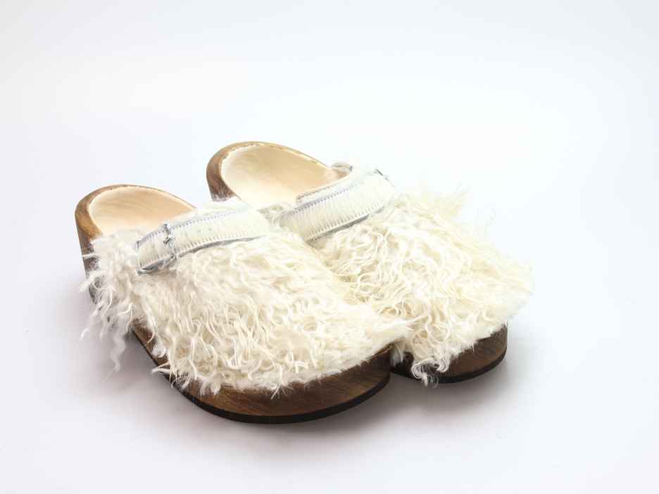Holzschuh in langem Ziegenfell mit Schaffell