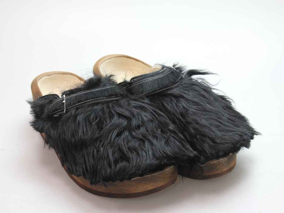 Holzschuh in langem Ziegenfell mit Schaffell