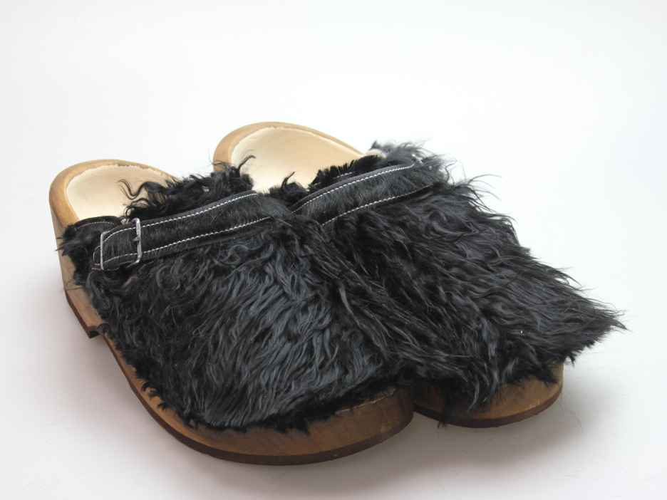 Holzschuh in langem Ziegenfell mit Schaffell