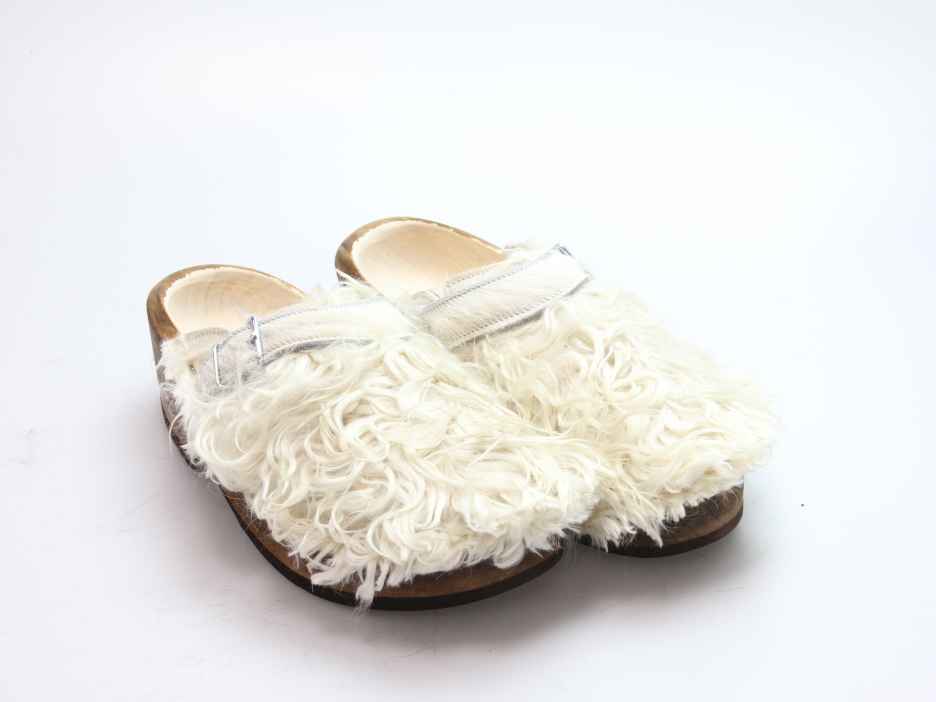 Holzschuh in langem Ziegenfell mit Schaffell