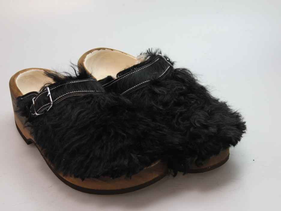 Holzschuh in langem Ziegenfell mit Schaffell