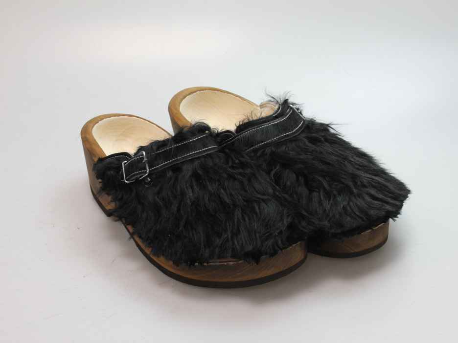 Holzschuh in langem Ziegenfell mit Schaffell