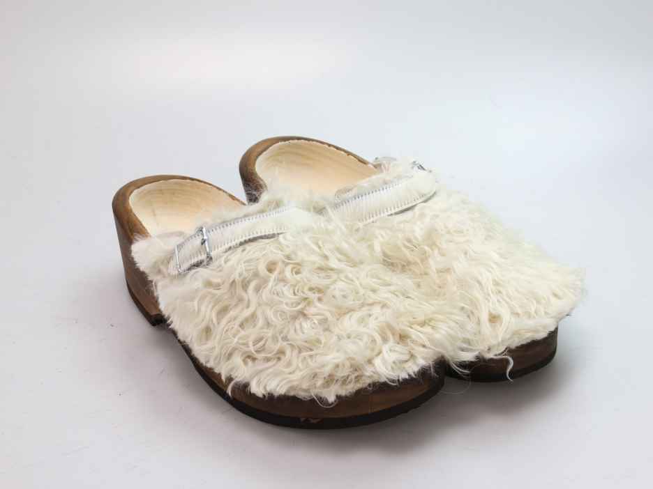 Holzschuh in langem Ziegenfell mit Schaffell