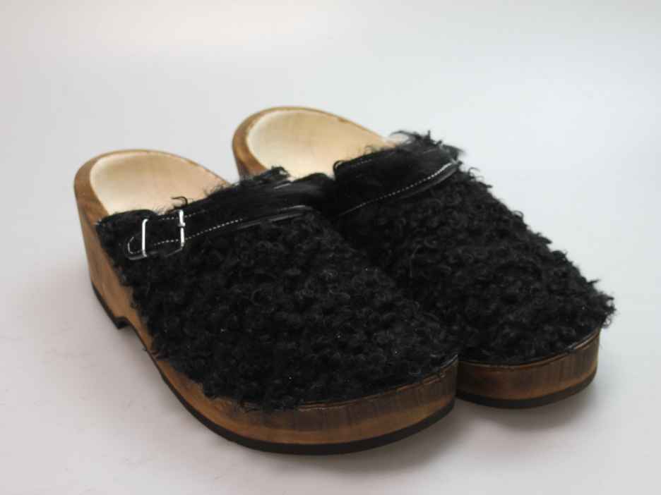 Holzschuh in langem Ziegenfell mit Schaffell