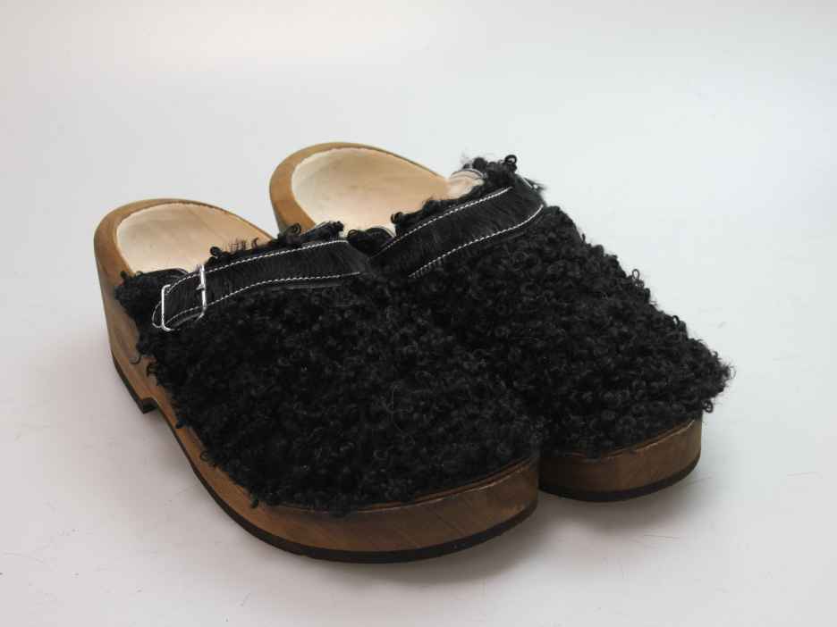 Holzschuh in langem Ziegenfell mit Schaffell