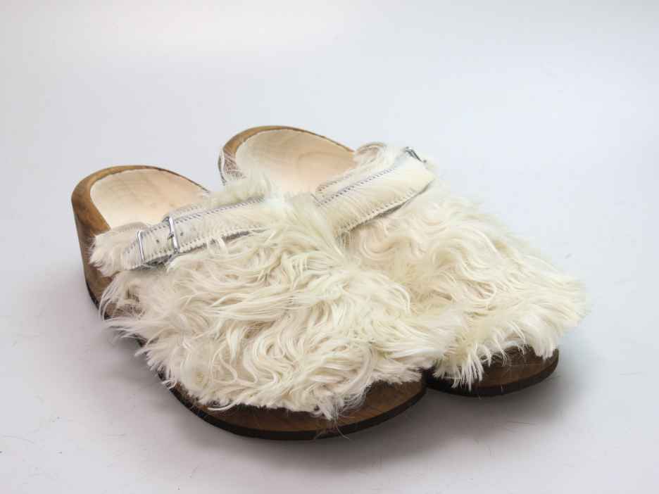 Holzschuh in langem Ziegenfell mit Schaffell