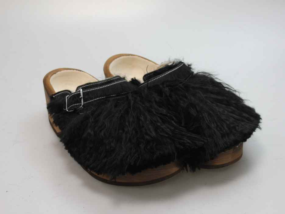 Holzschuh in langem Ziegenfell mit Schaffell