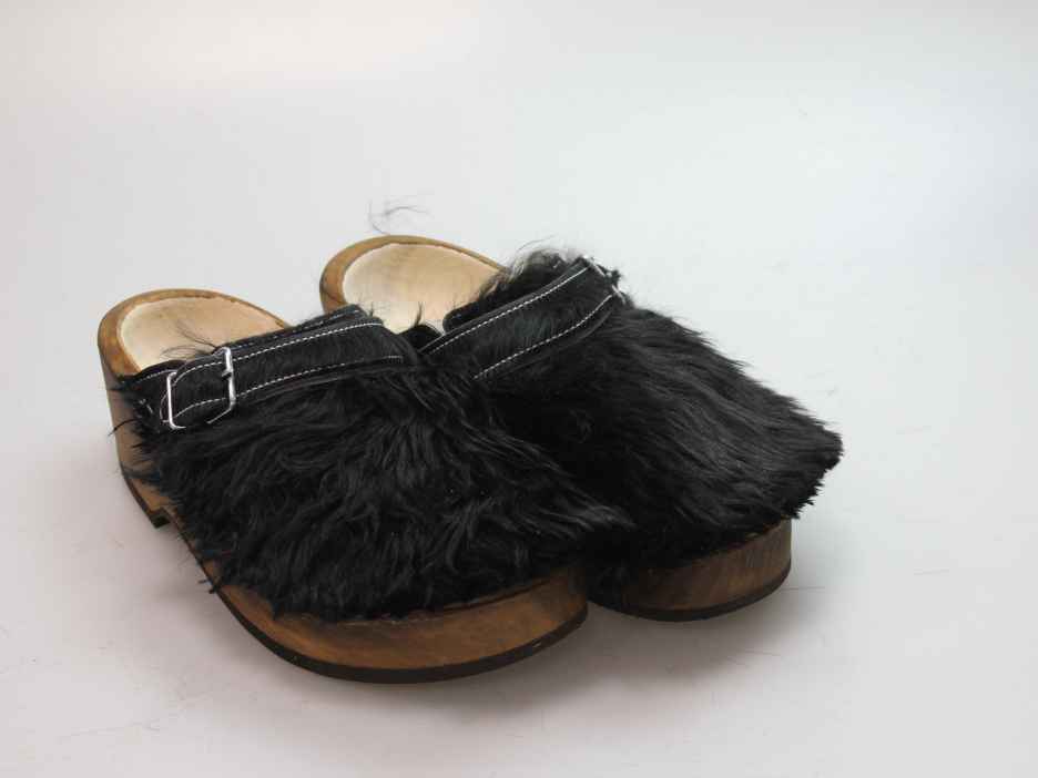Holzschuh in langem Ziegenfell mit Schaffell