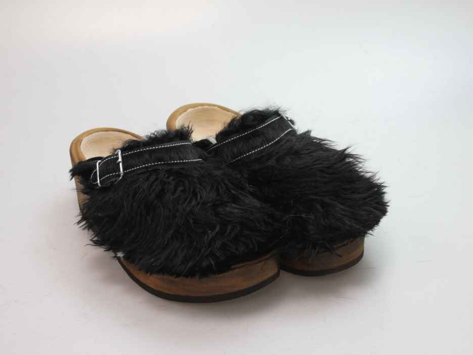 Holzschuh in langem Ziegenfell mit Schaffell