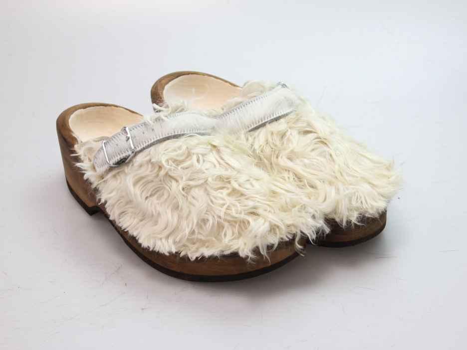Holzschuh in langem Ziegenfell mit Schaffell