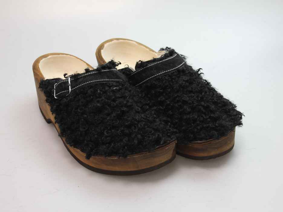 Holzschuh in langem Ziegenfell mit Schaffell