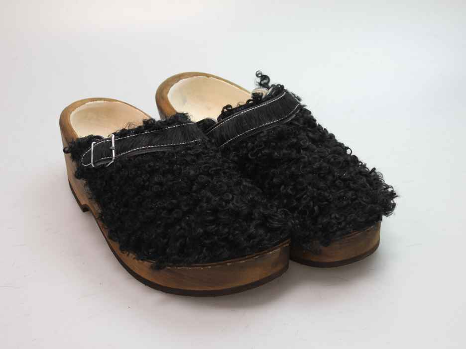 Holzschuh in langem Ziegenfell mit Schaffell