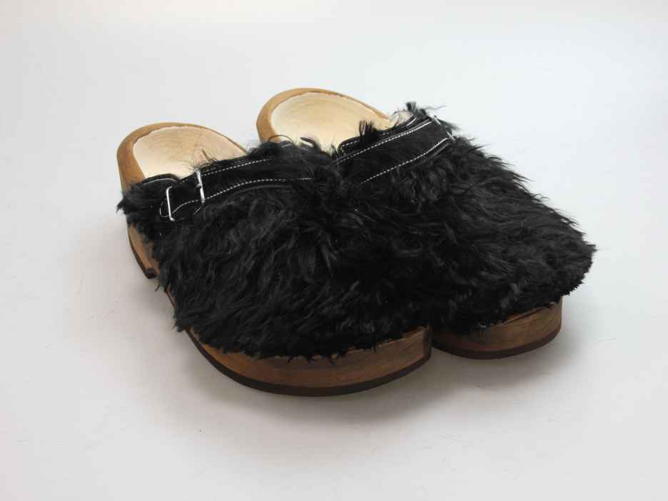 Holzschuh in langem Ziegenfell mit Schaffell