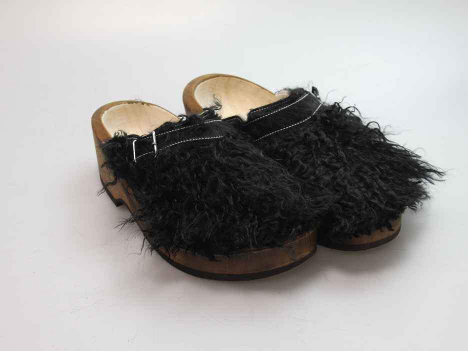 Holzschuh in langem Ziegenfell mit Schaffell