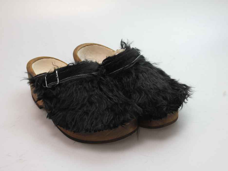 Holzschuh in langem Ziegenfell mit Schaffell
