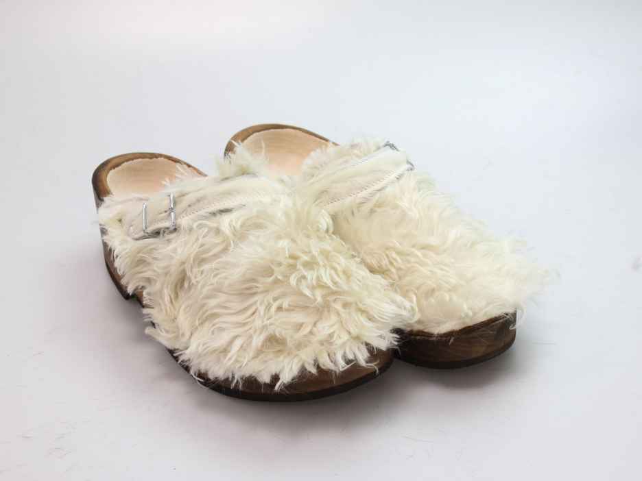 Holzschuh in langem Ziegenfell mit Schaffell