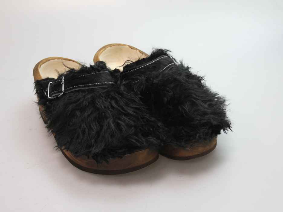 Holzschuh in langem Ziegenfell mit Schaffell