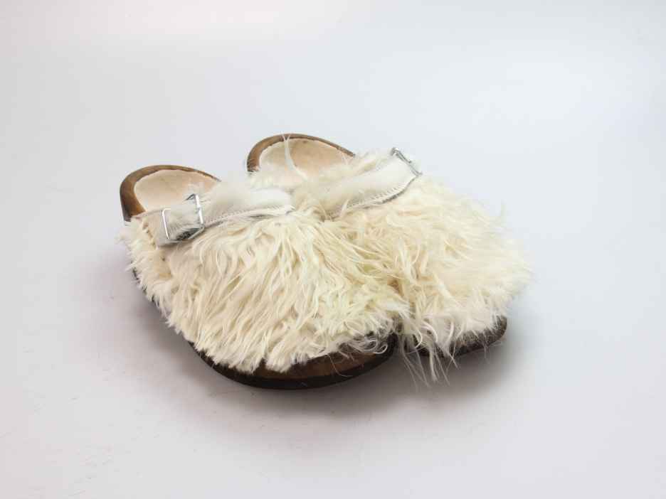 Holzschuh in langem Ziegenfell mit Schaffell