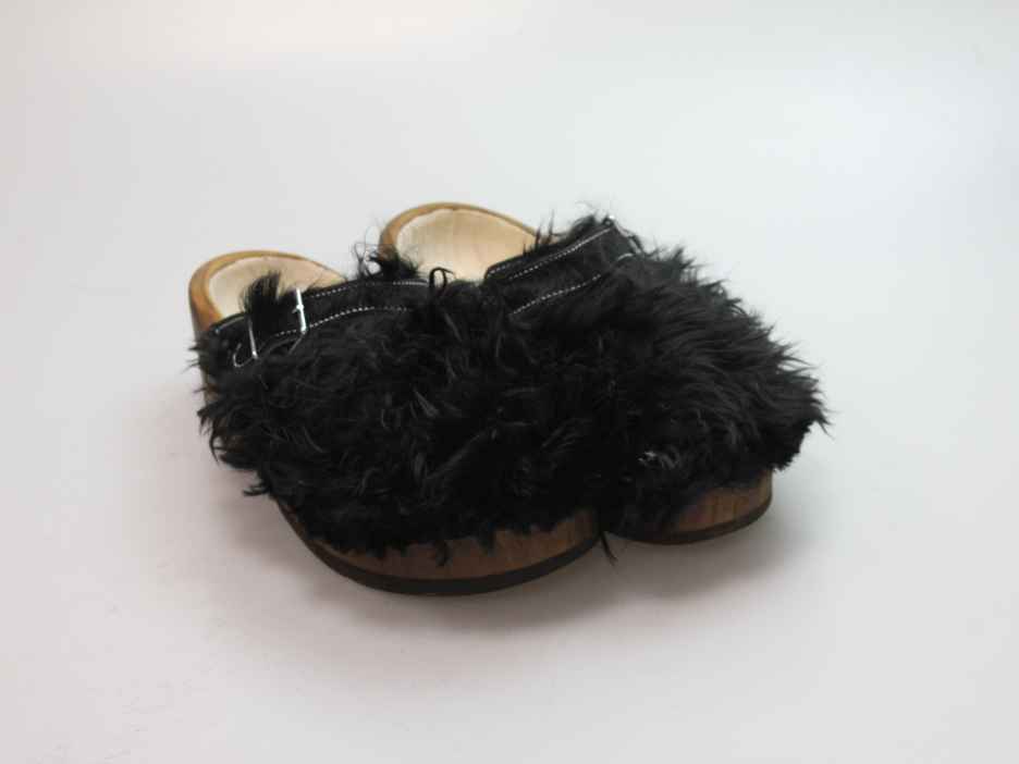 Holzschuh in langem Ziegenfell mit Schaffell