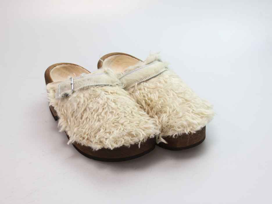 Holzschuh in langem Ziegenfell mit Schaffell