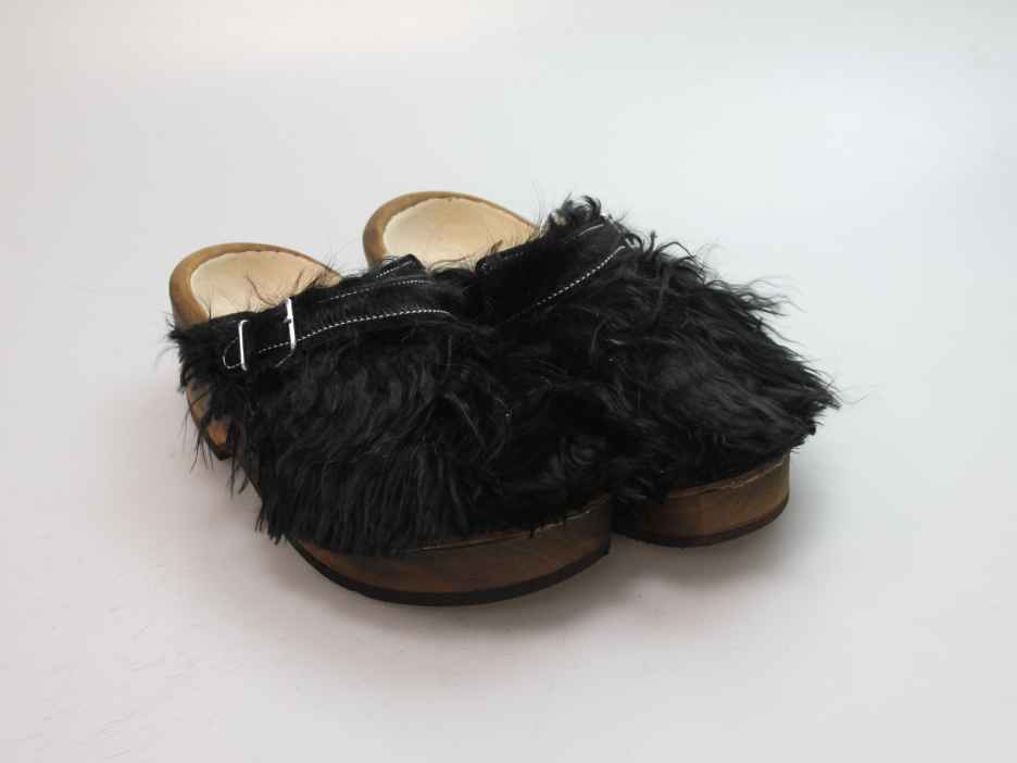 Holzschuh in langem Ziegenfell mit Schaffell