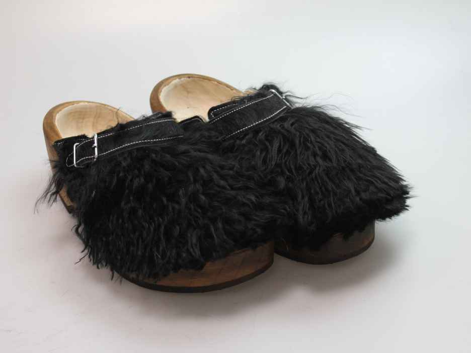 Holzschuh in langem Ziegenfell mit Schaffell