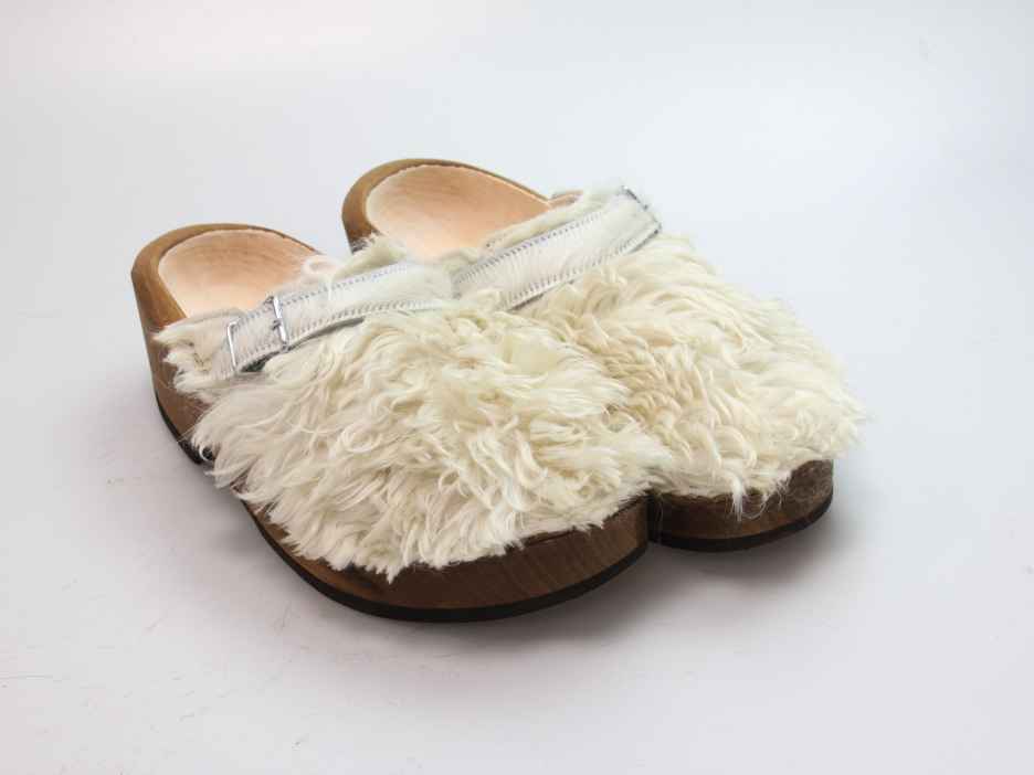 Holzschuh in langem Ziegenfell mit Schaffell