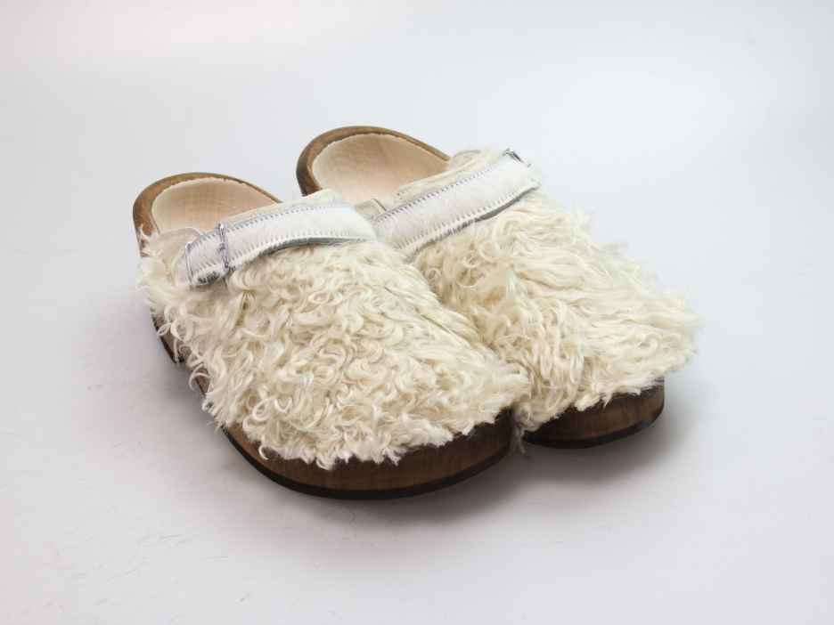 Holzschuh in langem Ziegenfell mit Schaffell