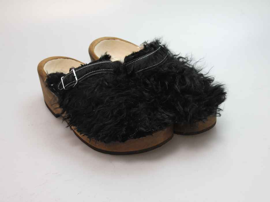 Holzschuh in langem Ziegenfell mit Schaffell