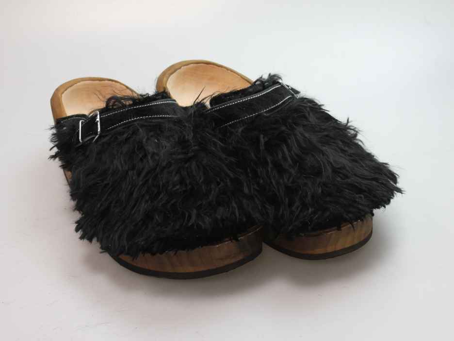 Holzschuh in langem Ziegenfell mit Schaffell